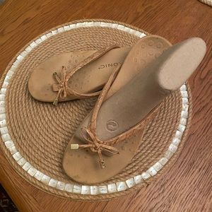 Vionic tan barely used